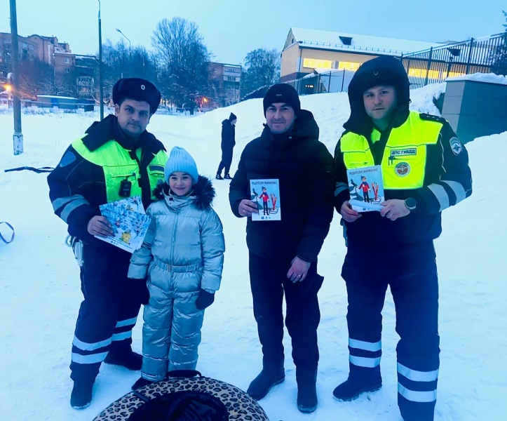 Автоинспекторы в Воскресенске провели профилактические беседы по правилам дорожного движения с детьми и их родителями