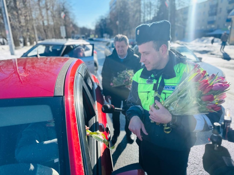 Женщинам-водителям в Воскресенске подарили цветы 